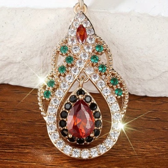 Jewelry - Teardrop Pendant Necklace